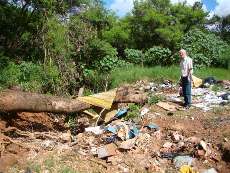 Presidente Carreira verifica condições da Estrada Municipal Domingos Papa